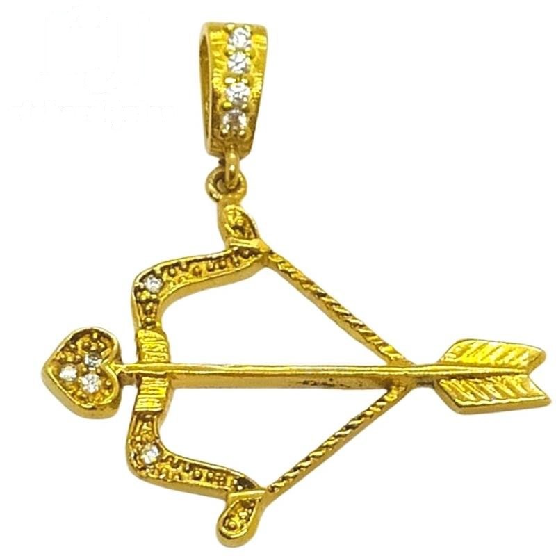 PINGENTE DE MOEDA FLECHA C/ 09 PEDRAS DE TAMANHO 1,8 X 2,7