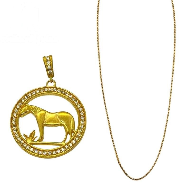 PINGENTE DE MOEDA CAVALO C/ 51 PEDRAS + CORRENTE FOLHEADA A OURO DE 45CM