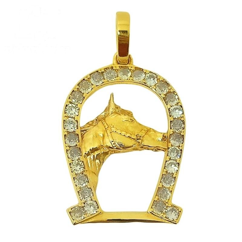 PINGENTE DE MOEDA CAVALO DE TAMANHO 5,0X3,6CM CRAVEJADO C/ 27 PEDRAS DE 4MM