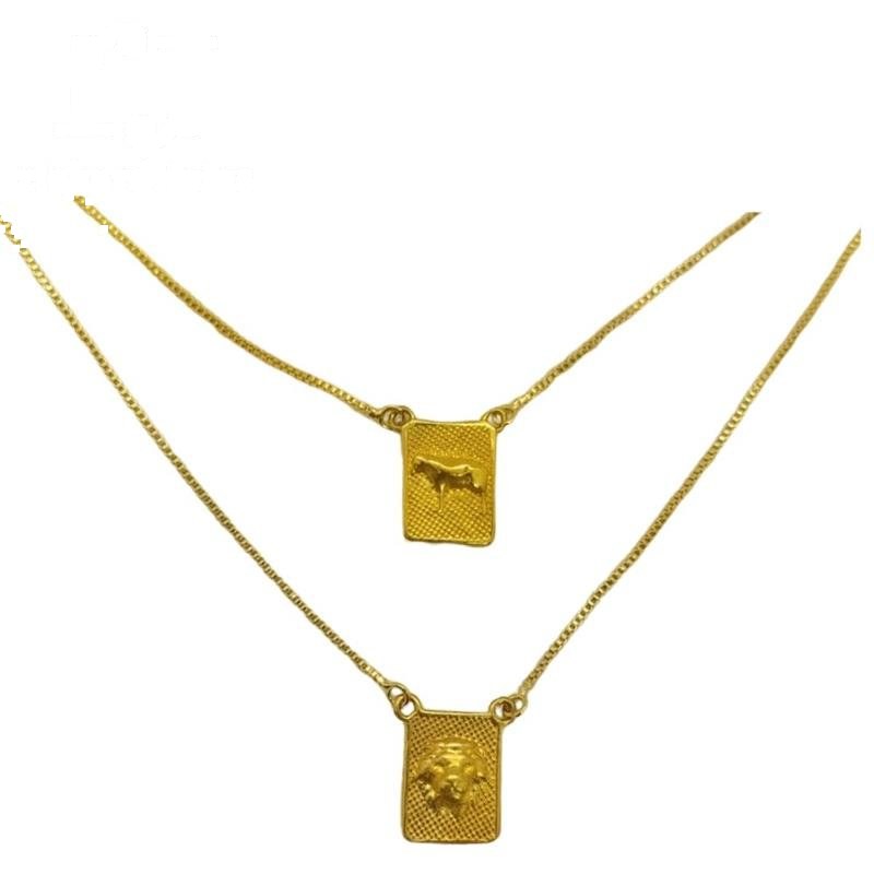 ESCAPULÁRIO DE MOEDA CORDEIRO DE DEUS QUADRADO C/ CORRENTE VENEZIANA FOLHEADA A OURO 60CM